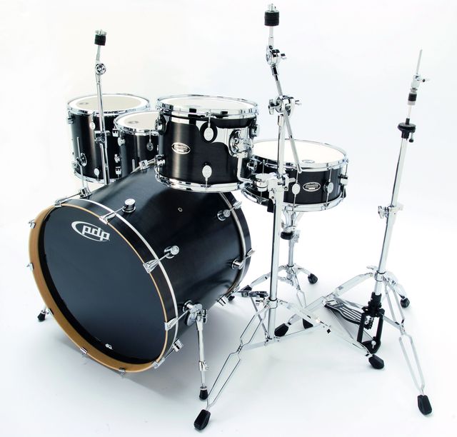 blank The tom is hung from a clamp on the cymbal stand, so there’s no tom arm socket to impede the vibrations of the bass drum shell